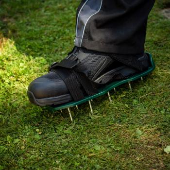 UPP Rasen-Lüfter-Schuhe Vertikutierer Rasen Nagel Rasenlüfterschuhe Nagelschuhe 2 Stück Universal bis Schuhgröße 46