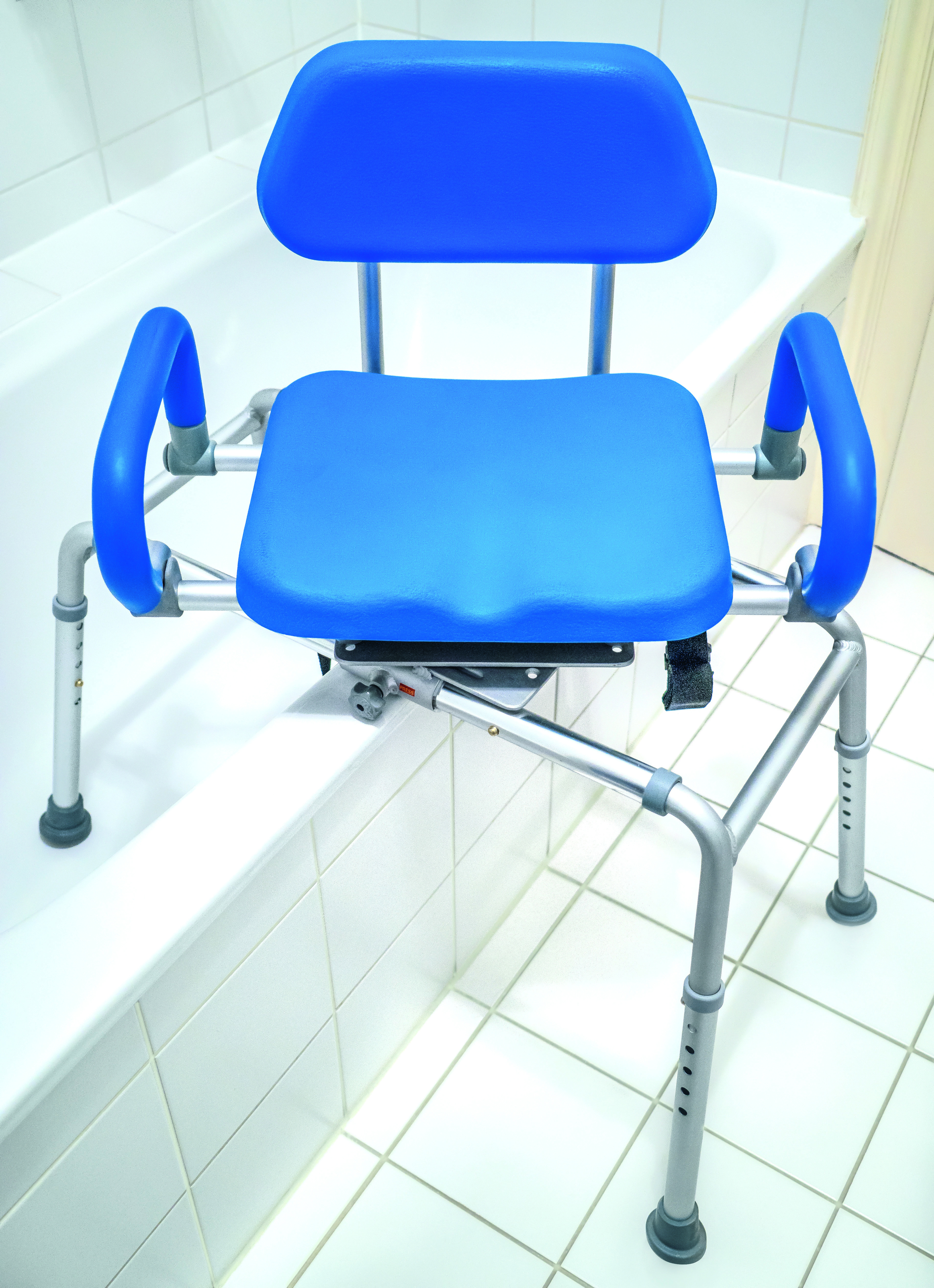 Купить сидение для инвалида. Стул для ванной для инвалидов lk4012. Стул для пожилых и инвалидов для ванной и душа тройной880003018303. Стул для купания инвалидов 1группы. Сиденье для ванны для инвалидов.
