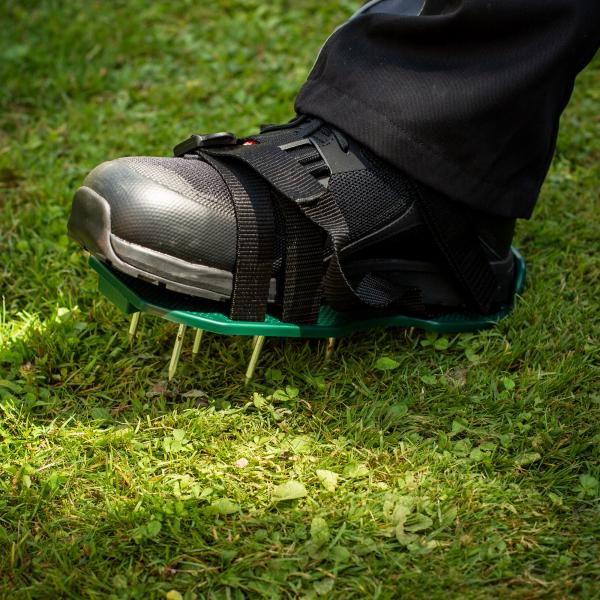 UPP Rasen-Lüfter-Schuhe Vertikutierer Rasen Nagel Rasenlüfterschuhe Nagelschuhe 2 Stück Universal bis Schuhgröße 46